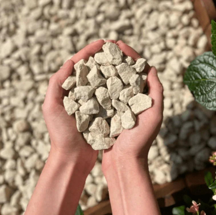 Cotswold Cream Chippings Decorative Gravel Bulk Bag 20mm - Image 3