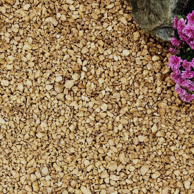 Limestone Cream Gravel 14mm 25/50 20kg Bags